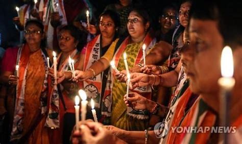 인도 집단성폭행범들 보석 중 피해여성 또 성폭행공분 스포츠조선
