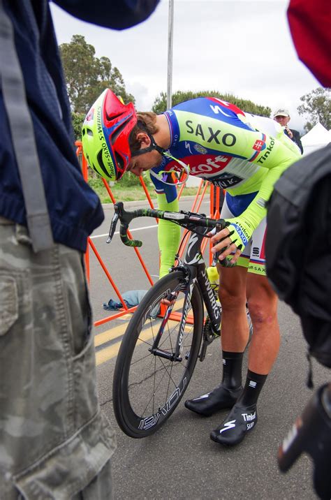 Voor de naam van de set staat het contract nummer dat het laatste gedeelte van de set geeft. How to put on a helmet by Peter Sagan - Pedal Dancer®