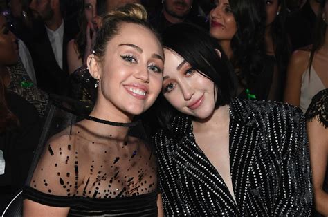 Noah Cyrus Its Hard Growing Up As Miley Cyrus Younger Sister