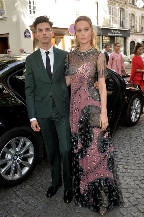 Brie Larson et son fiancé Alex Greenwald Arrivées au défilé de mode