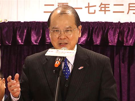 1980年8月，加入 港英政府 成為 政務主任 （ ao ），最初在 西貢區 政務處做助理專員 37 。 1981至1982年获政府保送前往英国 剑桥大学 学习 发展研究（英语：development studies） 的一年文. 香港政府新聞網 - 投放資源 改善民生