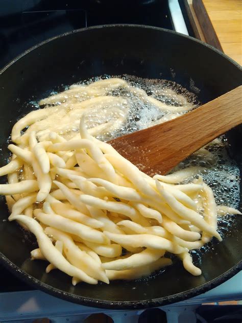 Siapkan wadah lalu masukan tepung tapioka, keju, telur dan butter. Bento Mania: Resep dan Cara Membuat Bidaran Keju