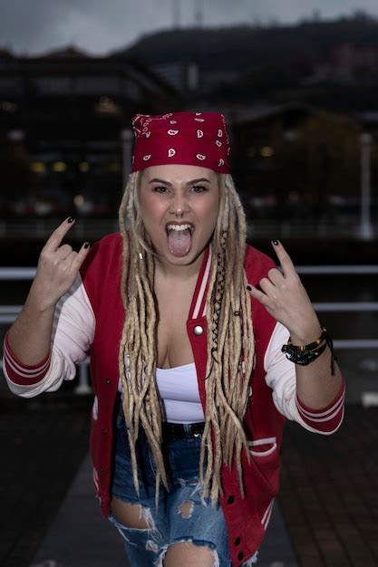 premium photo blonde woman with dreadlocks screaming and cheating
