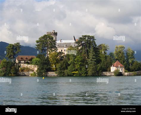 Das Privat Geführte Schloss Ruphy In Duingt Am Ufer Des Lac D Annecy