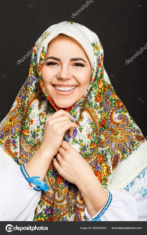mulher ucraniana bonita traje nacional mulher ucraniana atraente vestindo tradicional fotos