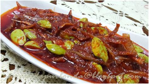 Kalau masak sambal bilis, masukkan sedikit ikan bilis semasa mengisar cili. Kitchen Mak Tok (Sajian Dapur Bonda): Bestnye... jom layan ...