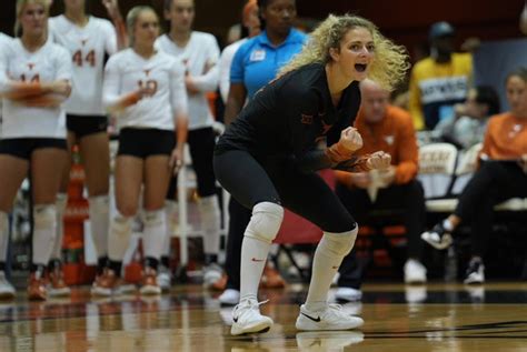 Transfer Libero Zoe Fleck Standing Out On Texas Volleyball Team