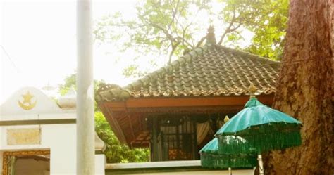 Mereka hanya ada satu wali qutub setiap zaman, al hamdulillah indonesia gak kurang wali qutub'y. Story of Wali Allah in Indonesia: Keramat Agung Pamecutan ...