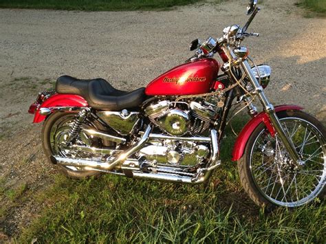 Karakteriseret ved dens rå, nedtone gode udseende og magt, 1997 xl sportster 1200 sport er udstyret med en redesignet todelt sæde, der konverterer let ind i en solo sæde. 1997 Harley-Davidson® XL1200C Sportster® 1200 Custom (red ...