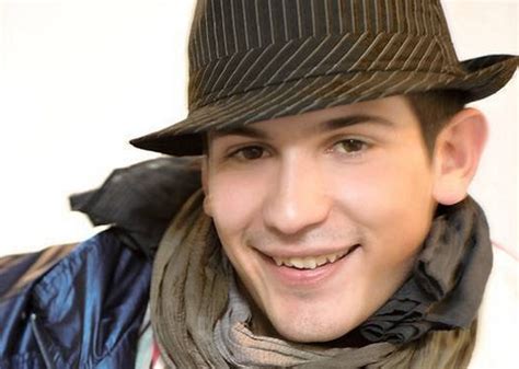 Born in rome, roma, lazio, italy pierdavide carone (born june 30, 1988 in rome, italy) is an italian singer/songwriter. Pierdavide Carone: io e Distrattamente