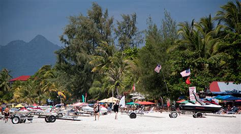 Jalan pantai chenang, pantai cenang 07000, malaysia. Pantai Cenang, het toeristische centrum van Langkawi ...