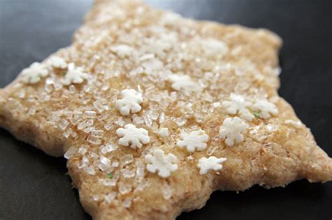 Decorated cookies make a lovely gift for your valentine. File:Sugar Cookies Star Shaped with snowflake decoration (2).jpg