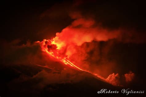 Stasera si è verificata una nuova, spettacolare eruzione sul vulcano con una intensa fontana di lava, accompagnata da. Etna, fontane di lava nella notte: le immagini ...