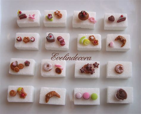 Le zollette di zucchero sono belle e decorative rispetto allo zucchero semolato semplice. Food miniatures - zollette decorate con pasta di zucchero