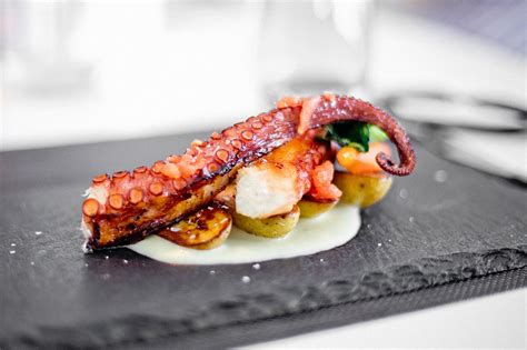 Visit local food market with tastings, emblematic bars, tapas tasting, organic local producer wine tasting, cheese tasting, while get to know the things to do near lunchbox barcelona food tours. Barcelona Food Guide 10 restaurants & bars to try