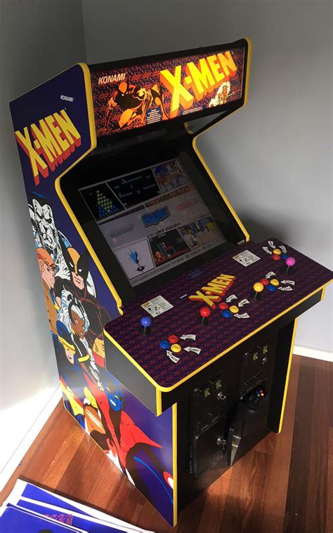 Un'avvincente dama e due coraggiosi cavalieri alla ricerca delle novità più succose del regno nerd! Assembled Four Player Arcade machine - Boss Robot Games