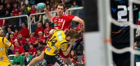 Timo zeigt dir als anregung 5 übungen mit denen du deine sprungkraft. Handballtraining: Krafttraining und Explosivität ...