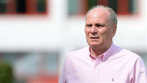 „jetzt hat er es ja relativ leicht, weil er kaum. Uli Hoeneß könnte frühzeitig aus der Haft entlassen werden ...
