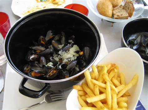 Comment manger des moules -frites avec élégance