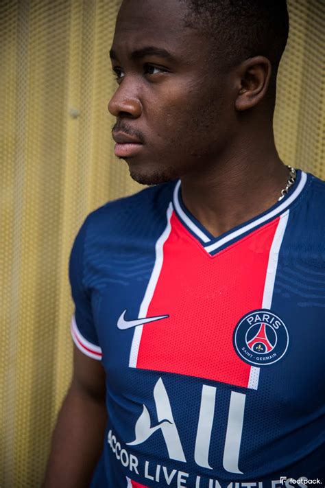 Psg montando o time nike do bomba patch. Nike et le PSG dévoilent les maillots de la saison 2020-2021