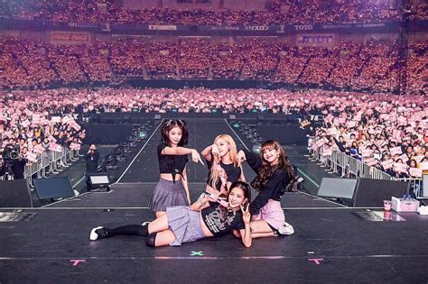 Blackpinkofficial Blackpink Photos Blackpink Concert