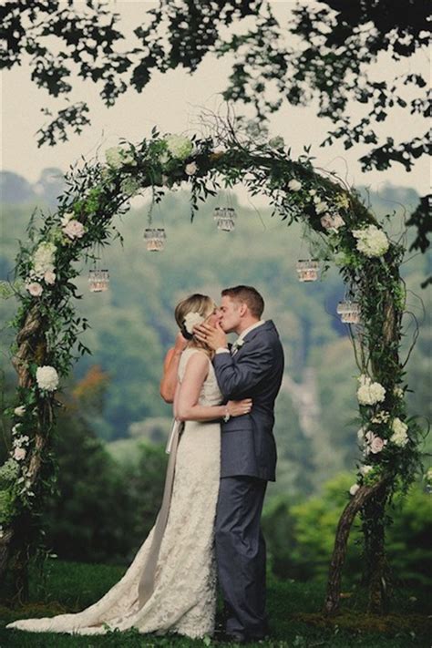 11 Beautiful DIY Wedding Arches