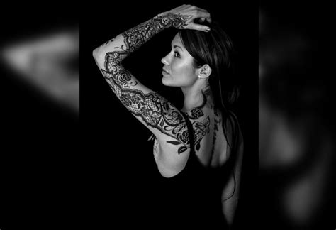 Чарующая эстетика татуированных девушек на черно белых фото на сайте