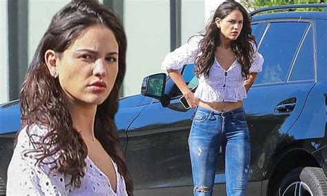 Eiza Gonzalez Is A Makeup Free Beauty As She Stops By A Friend S Home