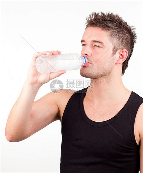 男人饮用水姿势力量身体肌肉瓶子运动俱乐部蓝色男性微笑高清图片下载 正版图片321436006 摄图网