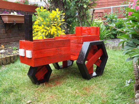 Pallets Made Planter Tractor Pallet Ideas