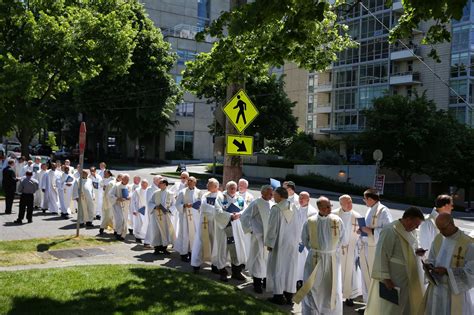 Covid 19 Outbreak Seattle Catholic Archdiocese Suspends Sign Of Peace