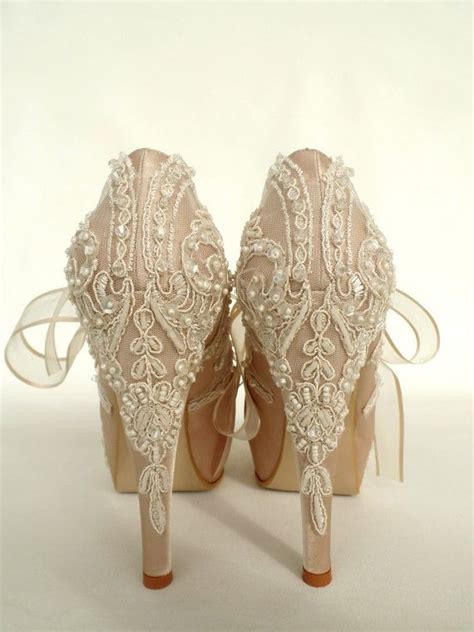 Non sono solo scarpe da sposa, ma anche da cerimonia, per un regalo, un'occasione speciale o una serata elegante. Scarpe da sposa in pizzo, Scarpe da sposa Champagne | Wedding shoes lace, Indian wedding shoes ...