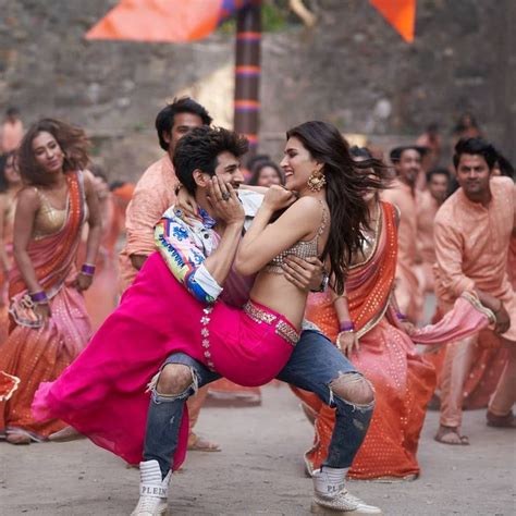 kartik aaryan and kriti sanon revive the 90 s with ‘poster lagwa do arent they looking hot