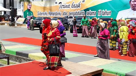 Sarung khas bugis ini digunakan oleh pria dan jenis sutra yang dipakai berasal dari kepompong larva ulat sutra murbei, spesies bombyx mori. Pawai Sarung Sutra asli ( lipa Sabbe ) Kab. Wajo - YouTube