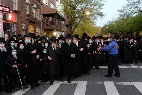 Hasidic Funeral In Brooklyn Draws 2500 Creating Crisis For Mayor De