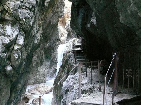 It includes gorges up to 150 meters deep, countless waterfalls, huge rocks and chunks of ice, as well as winding paths, walkways, bridges and tunnels. Bayerische Staatsforsten | Die Höllentalklamm: Eine ...
