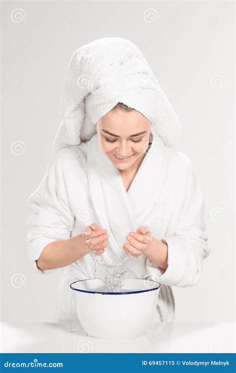 cara que se lava de la mujer joven con el agua potable imagen de archivo imagen de primer
