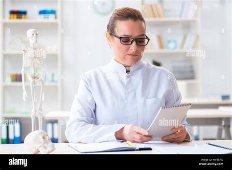 Doctora Estudiando Esqueleto Humano Fotografía De Stock Alamy