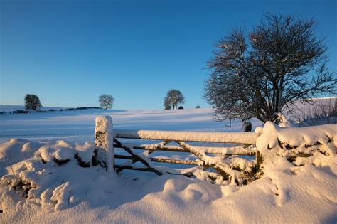 Snow Hits The Uk In Pictures Winter Scenes Peak District National