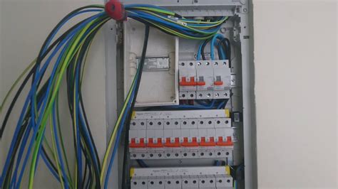 Luego con un rotulador de un color se unen todos los enchufes normales en una línea hasta llegar a la puerta de entrada de la vivienda. Cuadro eléctrico de vivienda. - YouTube