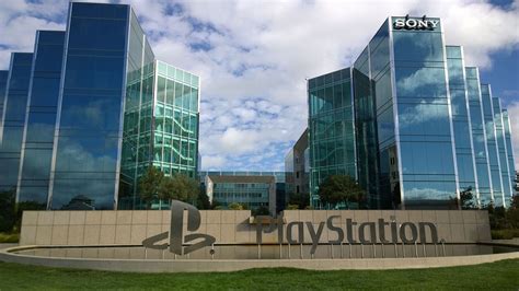 Un videojuego es un juego electrónico en el que una o más personas interactúan por medio de un controlador, con un dispositivo que muestra imágenes de vídeo. Sony Interactive Entertainment - Wikipedia, la ...