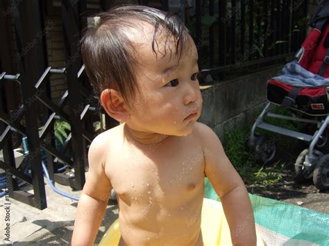 Foto Stock 水浴び 水遊び プール 裸 赤ちゃん 夏 夏休み Adobe Stock