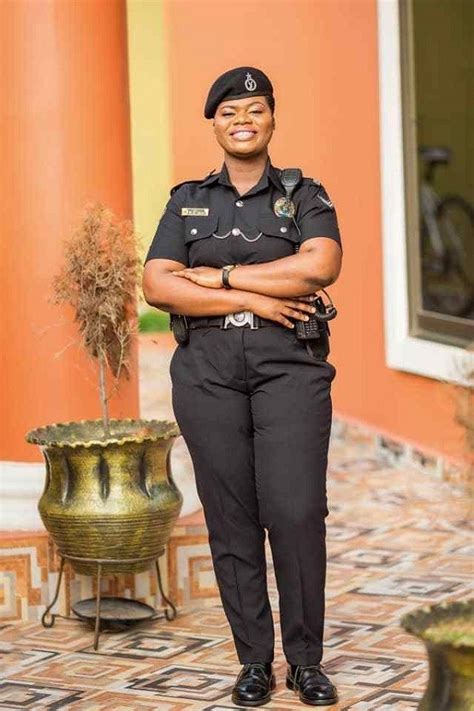 Photos Of This Beautiful Female Ghanaian Police Officer Goes Viral On
