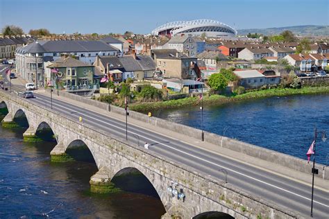 woman dies after she was taken from river shannon in limerick in critical condition by search