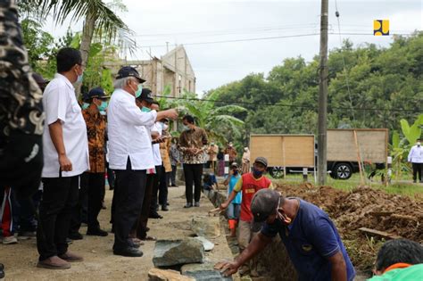 Suami sibuk kerja istri bercocok tanam dengan bos suaminya. Salurkan Padat Karya P3-TGAI, Kementerian PUPR Tingkatkan Jaringan Irigasi dan Pulihkan Ekonomi ...