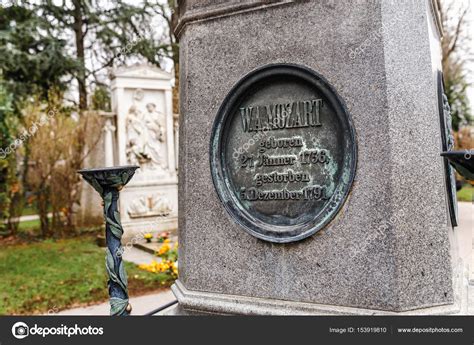 Tumba Y Memorial De Wolfgang Amadeus Mozart En El Cementerio Central De