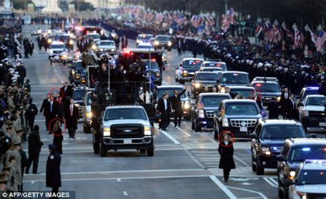 Inauguration 2013 Female Secret Service Agent Protects President Obama As She Walks Alongside