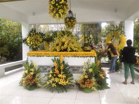 Ninoy aquino's dramatic assassination in 1983 electrified the country. Aquino sisters pay respects to Ninoy | ABS-CBN News