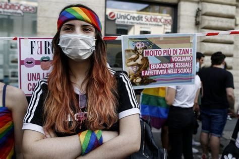 Il ddl zan va ad integrarla: Legge omofobia, riparte l'esame alla Camera: punisce anche ...