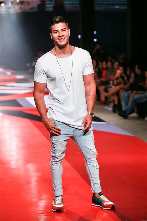 Please accept echovita's sincere condolences. Arthur Aguiar mostra toda sua beleza em desfile de moda ...